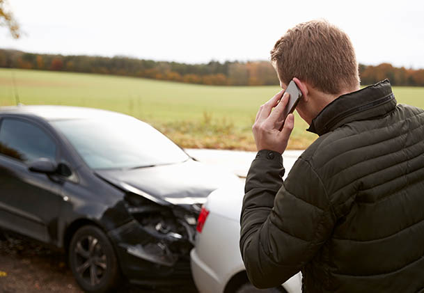 Un hombre llama a su abogado tras sufrir un accidente automovilístico