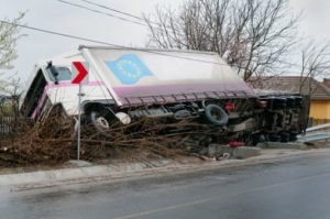 Camión comercial tras accidente